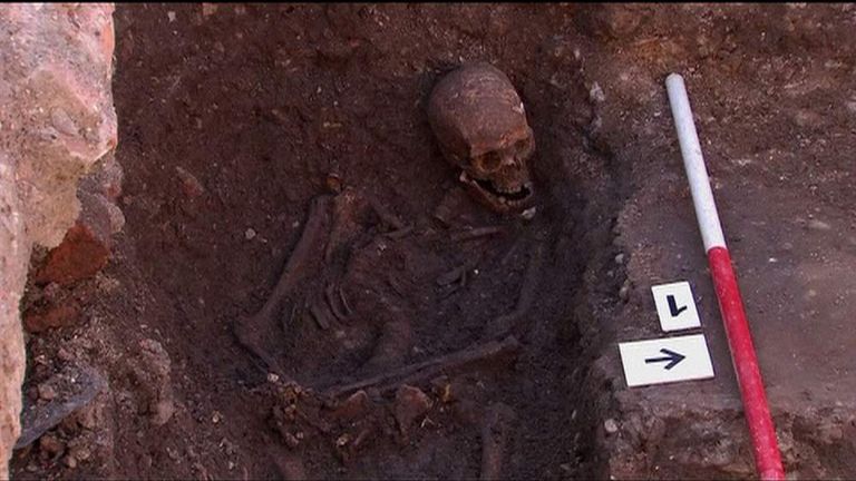 Richard III Skeleton Being Unearthed