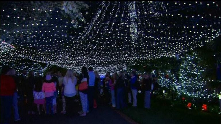Family Reclaims Xmas Light Record Family Reclaims Xmas Light Record