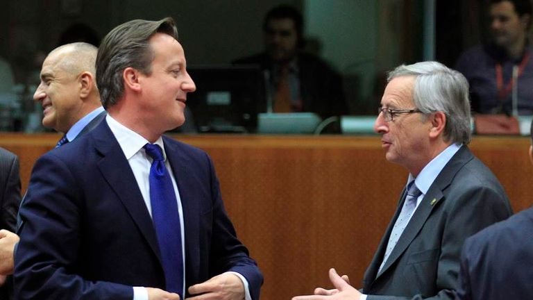 David Cameron talks with Jean-Claude Juncker