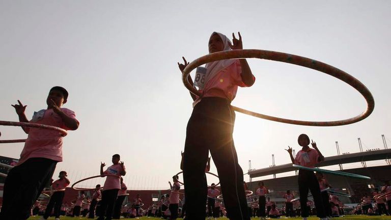 Thousands Spin To New Hula Hooping Record | Scoop News | Sky News