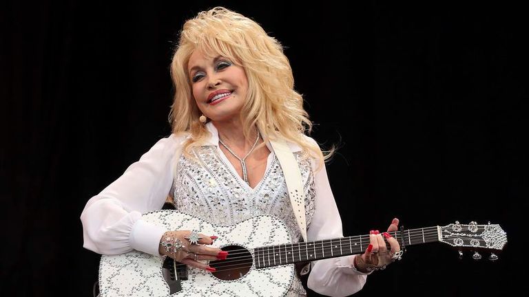 Dolly Parton Attracts Huge Glastonbury Crowd | Ents & Arts News | Sky News