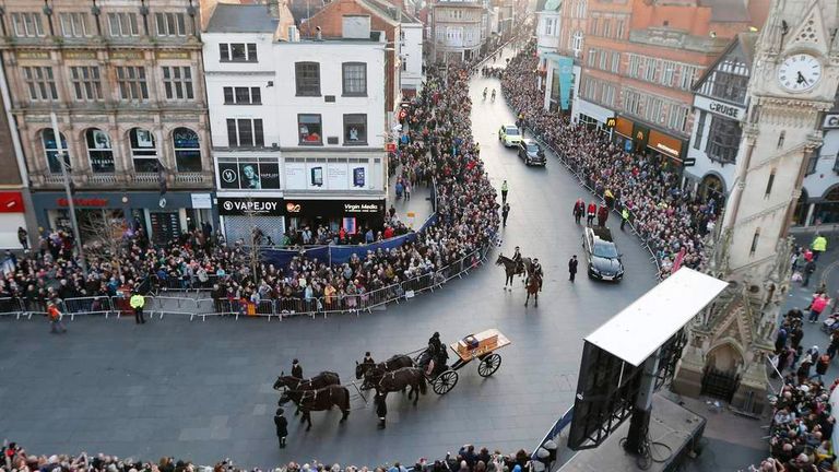 Richard III's coffin processes on a gun carriage through Leicester.