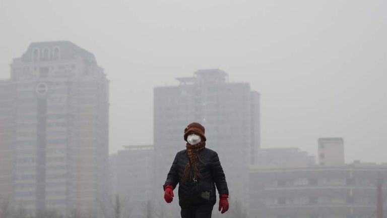 081215 CHINA Beijing Red Alert Over Pollution