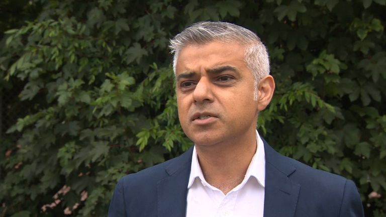 London Mayor Sadiq Khan has backed Jeremy Corbyn&#39;s rival in the Labour leadership race