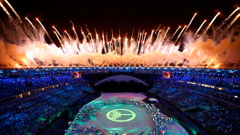 Jogos Olímpicos do Rio - Cerimônia de Abertura - Maracanã - Rio de Janeiro, Brasil - 05/2016.  Fogos de artifício explodem durante a cerimônia de abertura. 