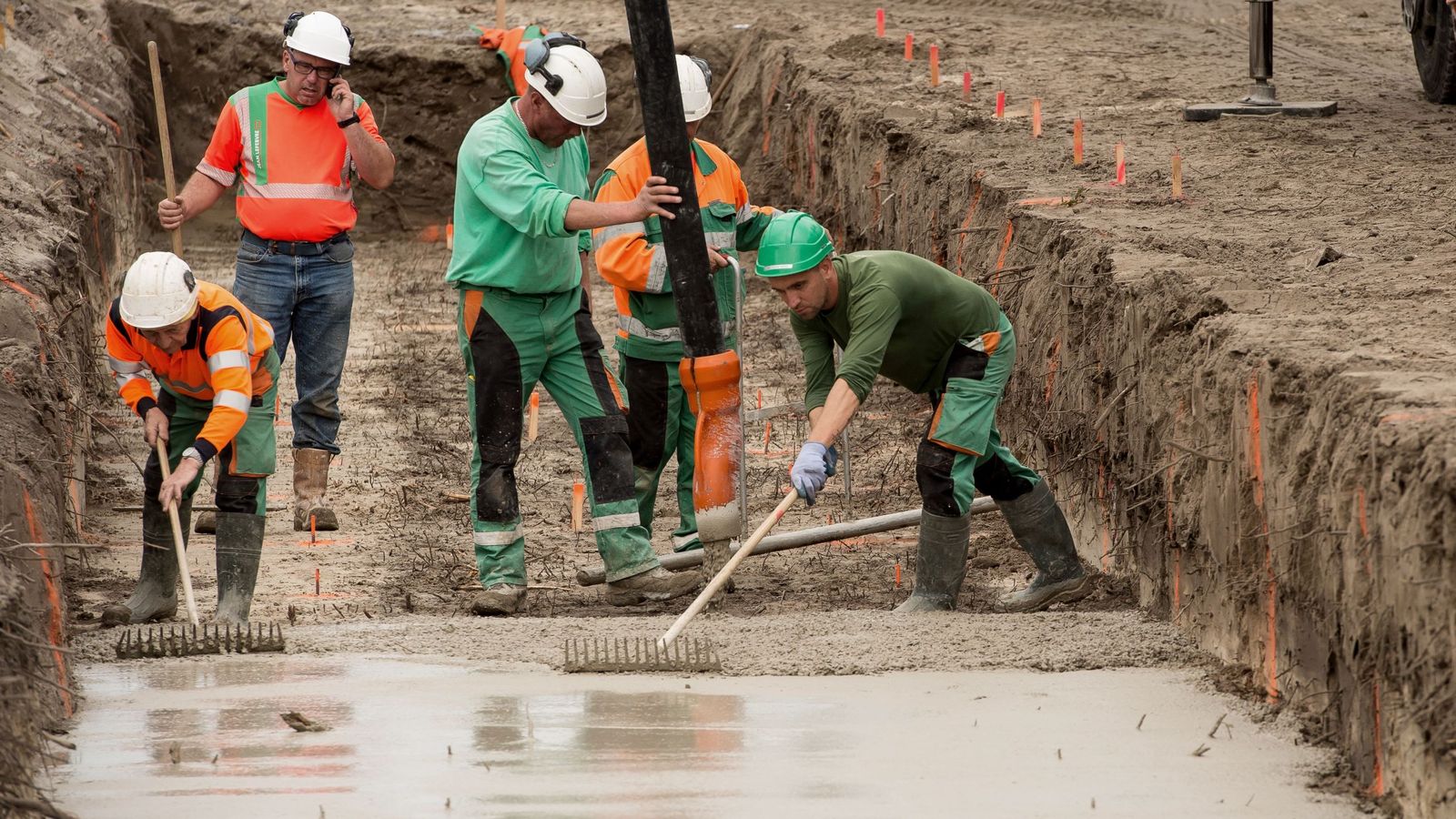 Great Wall Of Calais: Work begins on barrier to stop migrants | World ...