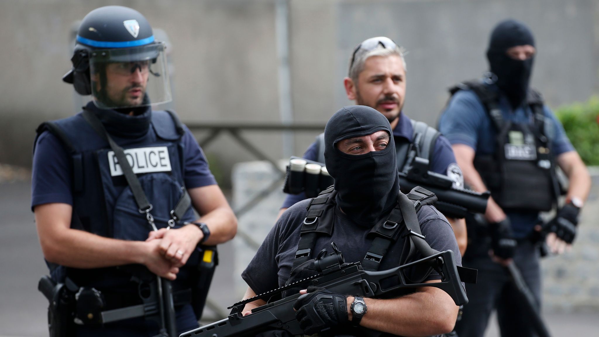 Отряд француз. Париж преступность. Raid полиция Франции тренировка. Уровень преступлений в Париже.