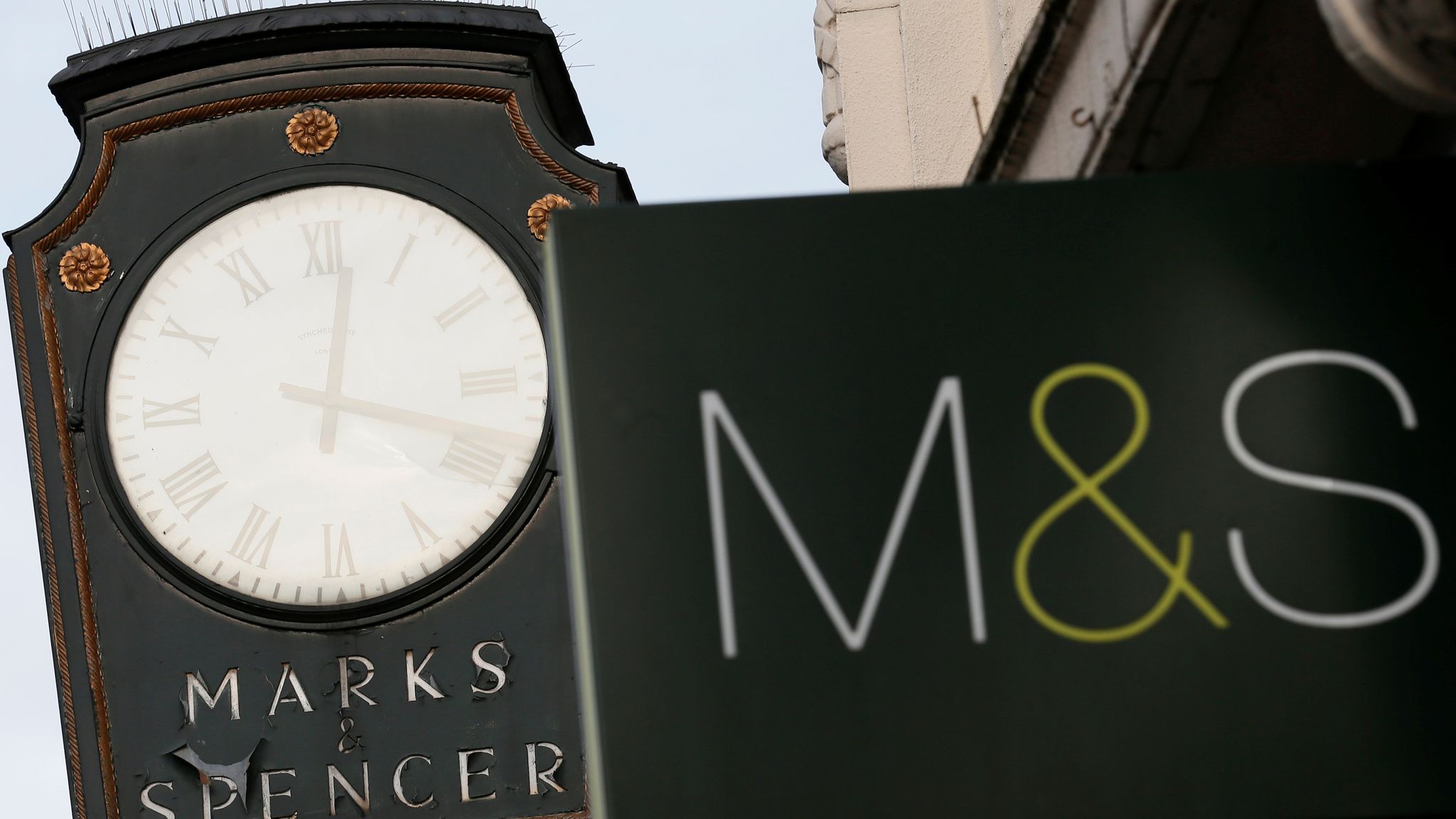 Mar k. Marks & Spencer компании Великобритании. Марк Спенсер часы. Marks and Spencer shop 2022. Рекламы Marks and Spencer в Англии.