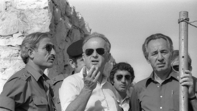 Israel&#39;s Defence Minister Shimon Peres (R) stands next to Prime Minister Yitzhak Rabin during a visit to the ruins of a synagogue in the West Bank City of Hebron October 15, 1976
