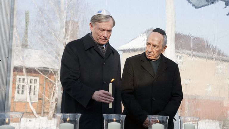 German President Horst Koehler and Israeli President Shimon Peres commemorate at the memorial track 17 Grunewald of the holocaust victims on January 26, 2010 in Berlin 
