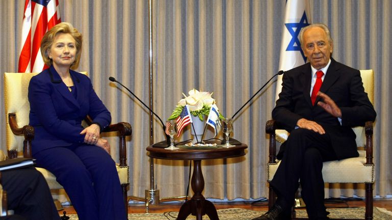 Israeli President Shimon Peres meets with US Secretary of State Hillary Clinton (L) at the president&#39;s residence on March 3, 2009 in Jerusalem. Clinton is on her first visit to the region as Secretary of State