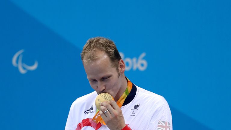  Sascha Kindred celebrates with the gold medal after winning the Men&#39;s 200m IM - SM6 Final 