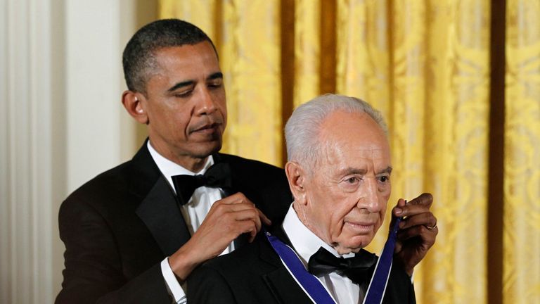 Shimon Peres receives the Medal of Freedom from Barack Obama in 2012