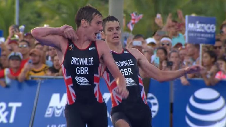 Incredible Alistair Brownlee Carries Brother Jonny To Finish Uk News Sky News