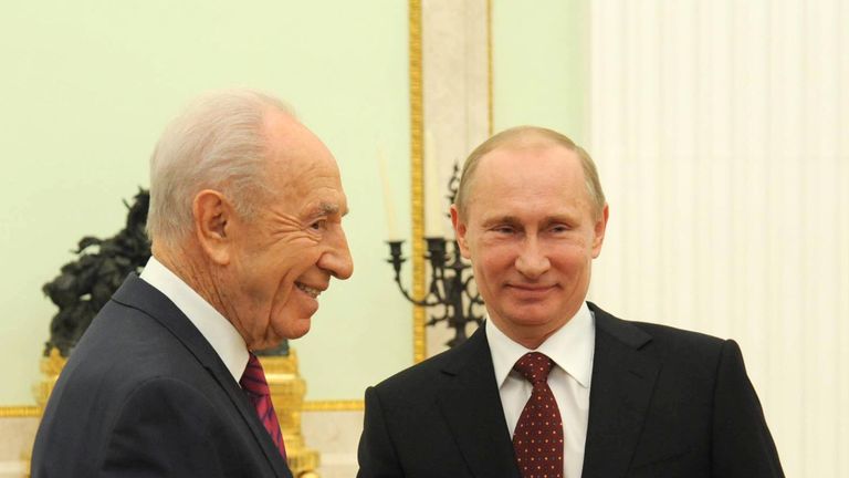 Russia&#39;s President Vladimir Putin and his Israeli counterpart Shimon Peres shake hands during a meeting at the Kremlin on November 8, 2012 in Moscow, Russia