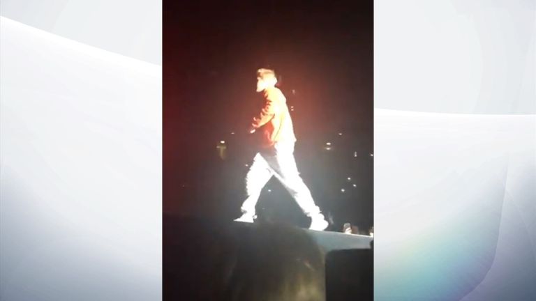 Justin turns his back on the Manchester Beliebers