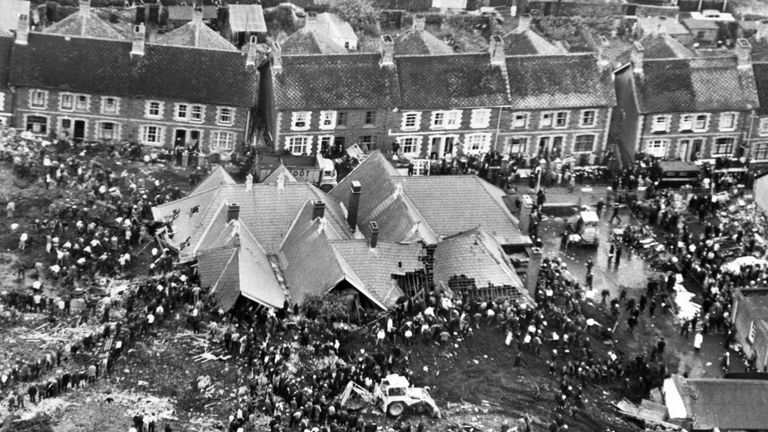 La scène à Aberfan, Glamorgan, après qu'une montagne artificielle de déchets de fosse ait glissé sur l'école Pantglas et une rangée de logements tuant 116 enfants et 28 adultes