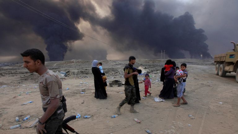 Displaced people who are fleeing from clashes arrive in Qayyarah, during an operation to attack Islamic State militants in Mosul