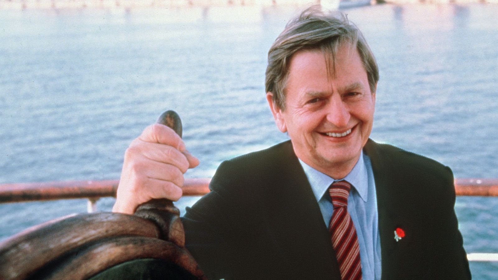 Probe Into Murder Of Swedish Pm Olof Palme Reopened 30 Years On World News Sky News 