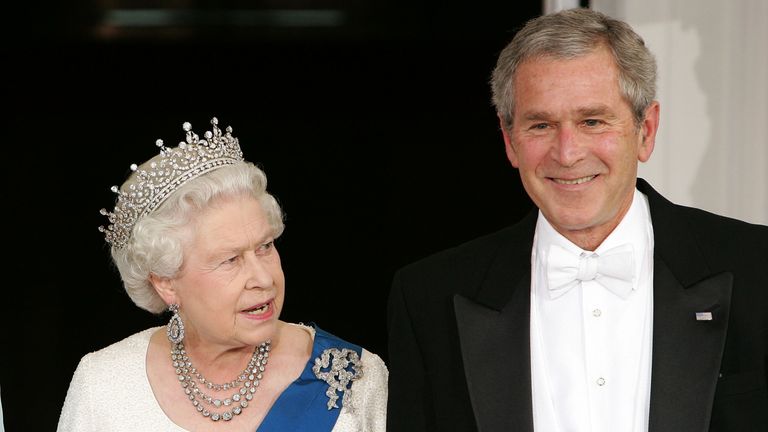 WASHINGTON - MAY 07: HRH Queen Elizabeth II and US President George W. Bush arrive for a formal white-tie state dinner at the White House May 7, 2007 in Washington, DC. Queen Elizabeth II and Prince Phillip, the Duke of Edinburgh are on a six day trip to the United States. (Photo by Chris Jackson/Getty Images)
