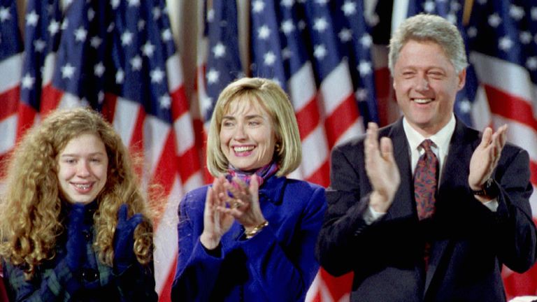 比尔·克林顿 (Bill Clinton) 1992 年首次当选美国总统后，与妻子希拉里 (Hillary) 和女儿切尔西 (Chelsea)