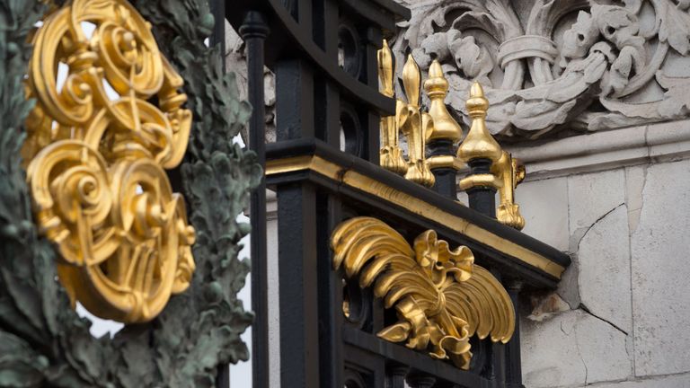 A view of a cracked pillar by the front gates at Buckingham Palace in central London in November 18, 2016. Officials have said that the palace is to undergo a major ten year refurbishment, costing more than £360 million. / AFP / Daniel LEAL-OLIVAS (Photo credit should read DANIEL LEAL-OLIVAS/AFP/Getty Images)