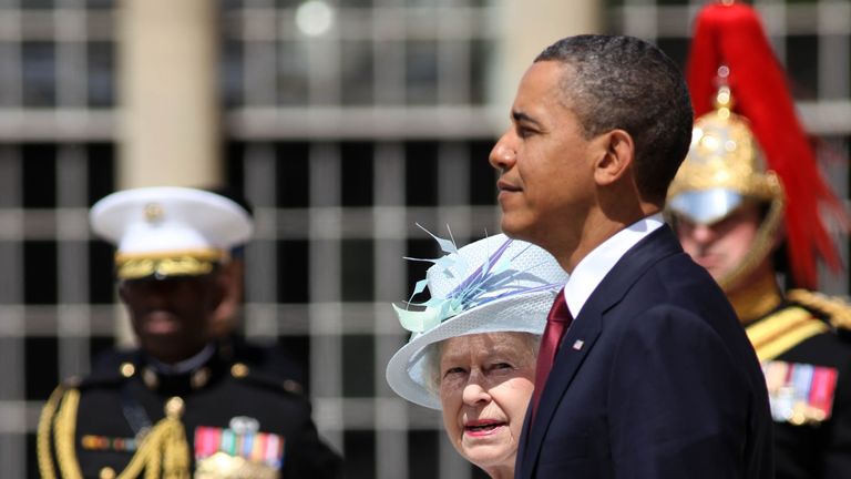 LONDON, ENGLAND - MAY 24: US President Barack Obama and Queen Elizabeth II on the western steps of Buckingham Palace on May 24, 2011 in London, England. The 44th President of the United States, Barack Obama, and his wife Michelle are in the UK for a two day State Visit at the invitation of HM Queen Elizabeth II. During the trip they will attend a state banquet at Buckingham Palace and the President will address both houses of parliament at Westminster Hall. (Photo by Ben Gurr - WPA Pool/Getty Im