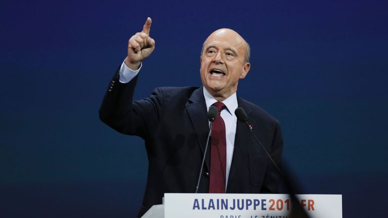 Bordeaux&#39;s mayor and right-wing Les Republicains (LR) party&#39;s candidate for the right-wing primary ahead of the 2017 presidential election, Alain Juppe delivers a speech during a campaign meeting in Paris on November 14, 2016. / AFP / Thomas SAMSON (Photo credit should read THOMAS SAMSON/AFP/Getty Images)