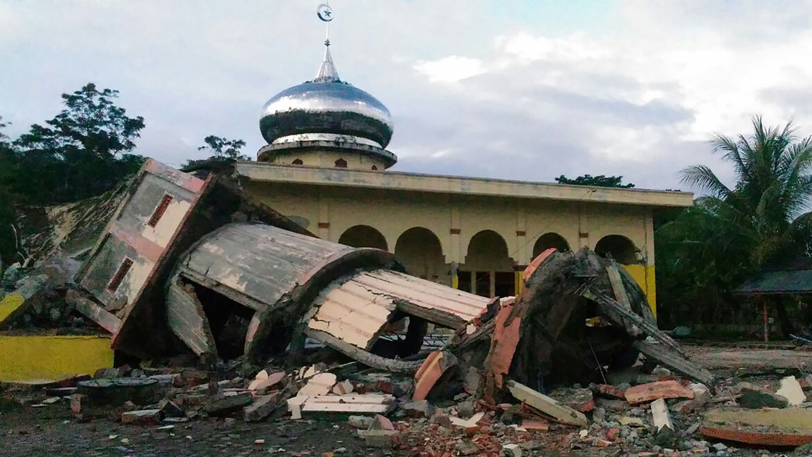 Earthquake In Indonesia S Aceh Province Kills At Least 97 World News Sky News