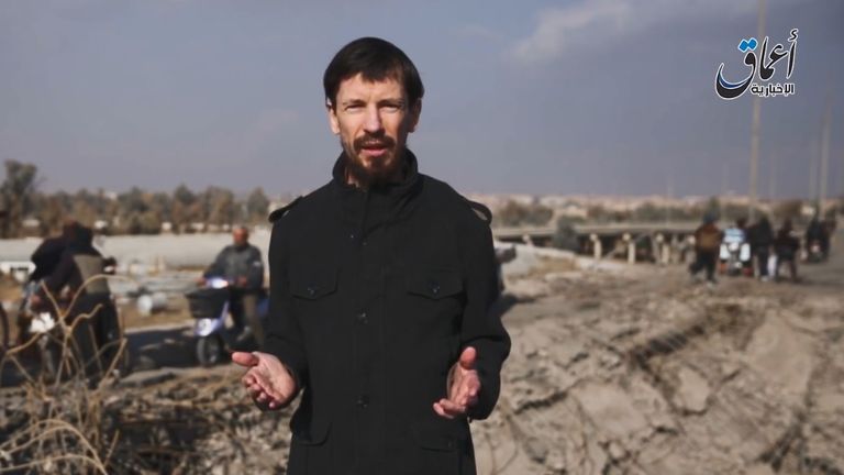 John Cantlie w nagraniu wideo opublikowanym przez agencję informacyjną Amaq