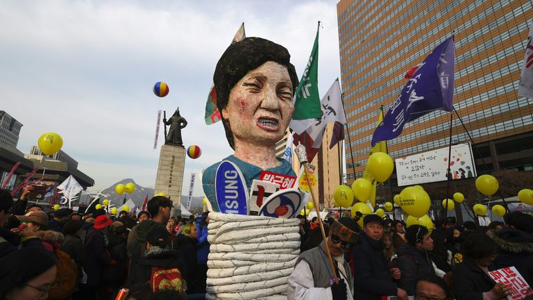 Protesters carry an effigy of South Korea&#39;s President Park Geun-Hye