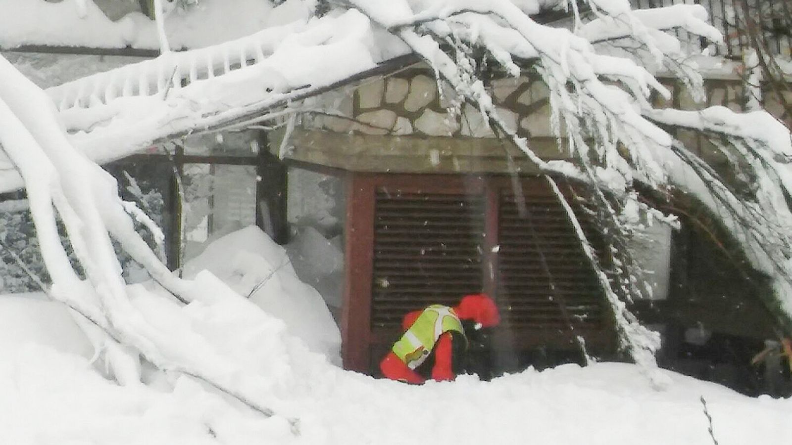 Накрыло лавиной любовь. 18 Января 2017 года сход лавины на отель Rigopiano di Farindola. Отель в Италии с бассейном под лавиной. Надежда лавина.