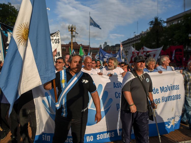 Falklands War veterans demonstrate in Buenos Aires on 3 January