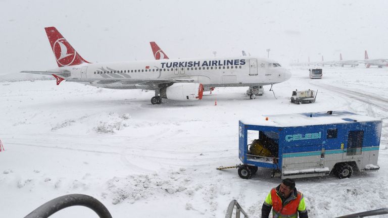 Heavy snow still covered Istanbul&#39;s Ataturk Airport on Monday