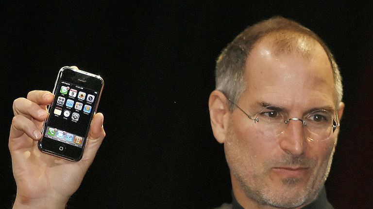 Steve Jobs unveils Apple&#39;s iPhone in 2007