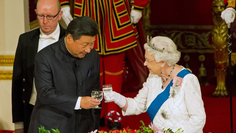 Chinese President Xi Jinping with Queen Elizabeth at a state banquet at Buckingham Palace, October 20, 2015