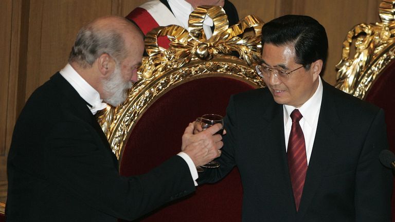 Chinese President Hu Jintao makes a toast with Prince Michael of Kent after a banquet in honour of Hu at the Guildhall, central London, November 9, 2005