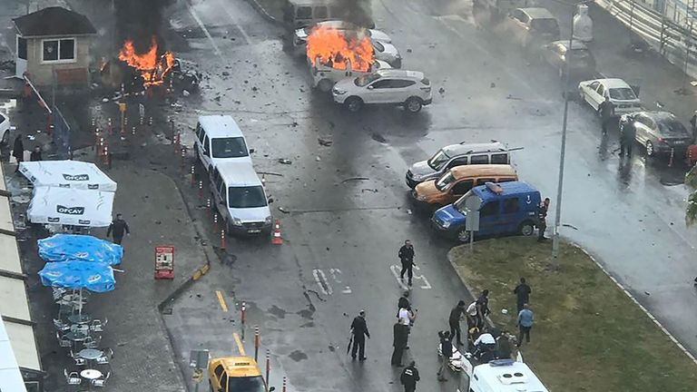 Cars burning in front of the courthouse in Izmir 