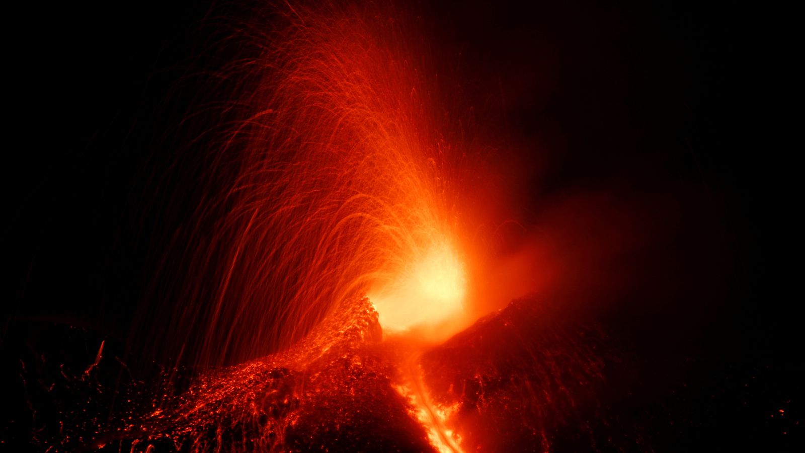 Mt Etna's First Eruption Of The Year Creates Stunning Light Show 