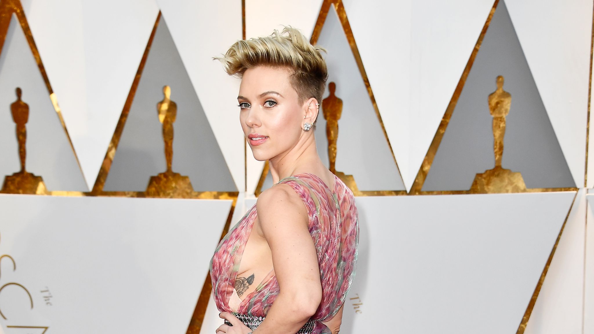 Scarlett Johansson Faces Backlash Over Transgender Role Ents And Arts News Sky News