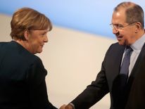 Angela Merkel shakes hands with Sergei Lavrov