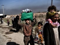 Displaced Iraqis escape the fighting in Mosul 