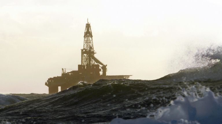 (FILES) Picture taken 15 January 2007 shows an offshore oil rig in the Norway Sea. World oil prices surged to a record peak above 99 dollars per barrel on Wednesday 21 November 2007 on the back of the falling US dollar and tight global crude supplies, traders said. In early trading on Wednesday, New York&#39;s main contract, light sweet crude for January delivery, rocketed to an historic 99.29 dollars