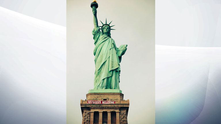 Activists Alt Lady Liberty posted an image of the 'Refugees Welcome' sign on Twitter