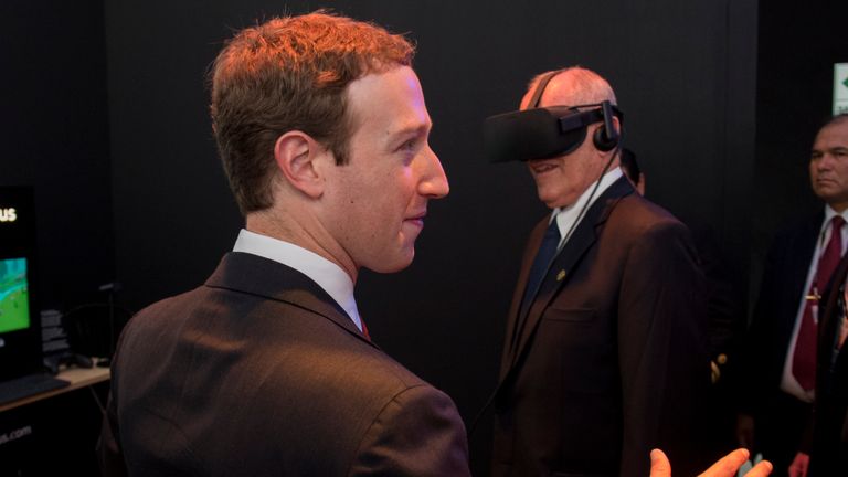 Mark Zuckerberg gives Peru&#39;s president a VR demonstration
