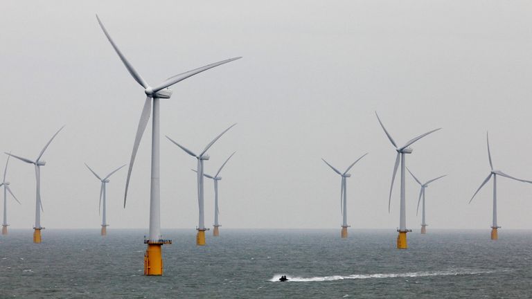 Photo de fichier en date du 23/09/10 d'un parc éolien offshore, car les consommateurs seront touchés par des factures plus élevées parce que les fonctionnaires "largement sous-estimé" le coût des programmes d'énergie verte, le chien de garde des dépenses des Communes a trouvé