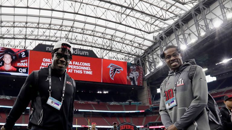 Falcons players get acquainted with the Houston stadium