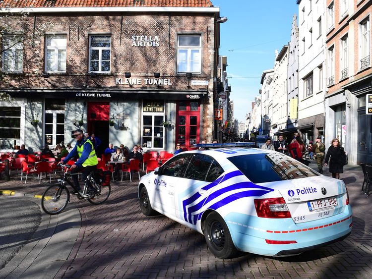 Highspeed driver in Antwerp forces shoppers to jump out of the way