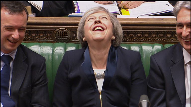 Theresa May si scioglie in una risata durante le PMQ