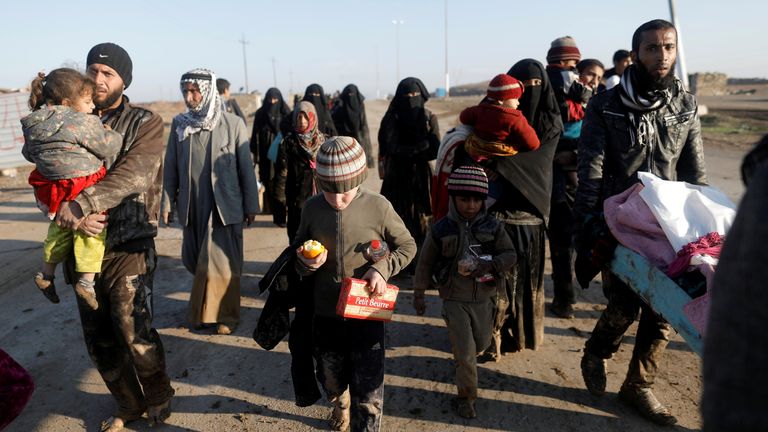 Displaced Iraqis flee their homes in Mosul